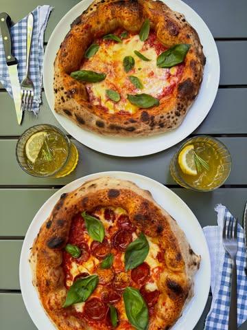🍕Et si on avait trouvé la meilleure pizza napolitaine à Bruxelles? @pizzeriabiga🍕

Biga est une pizzeria napolitaine authentique qui propose des pizzas nuageuses avec une pâte super aérée, légère et digeste grâce à la «Biga» qui est une technique de pré-ferment de 48h!

On y retrouve aussi une belle sélection d’entrées/mozza bar à partager (ou pas), des boissons originales et des desserts pour les plus gourmands!

Que des produits italiens et belges de qualité et de saison qui sont mis à l’honneur🇮🇹🇧🇪

Toute bonne pizzeria commence par une margherita faite dans les règles de l’art et c’est ce qu’on a voulu goûter avant tout, on a opté pour deux margherita dont une avec un supplément de salami piquant au bœuf et on peut dire que le pari a été plus que relevé!

Toutes les viandes et charcuteries sont sélectionnées avec soin et certifiées halal

Adresse : Place Colignon 18, 1030 Schaerbeek