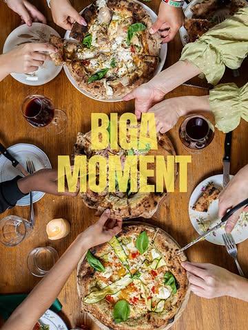 On aime ce moment où les pizzas arrivent à table. Quand les parts circulent, les mains se croisent, les sourires se partagent et tout le monde goûte à tout.

C’est exactement notre vision de la pizza : un moment de partage, de découverte et de savoir-faire. Des produits issus de petites productions, une pâte longuement fermentée, légère et digeste, et surtout l’envie de rassembler tout le monde autour de la table.

Venez vivre ce moment avec nous 🍕🤍

Et si vous immortalisez votre table, partagez vos plus belles photos sur Instagram en nous identifiant et avec le hashtag #BigaMoment : on adore découvrir vos instants de partage.

À très vite autour d’une pizza ✨