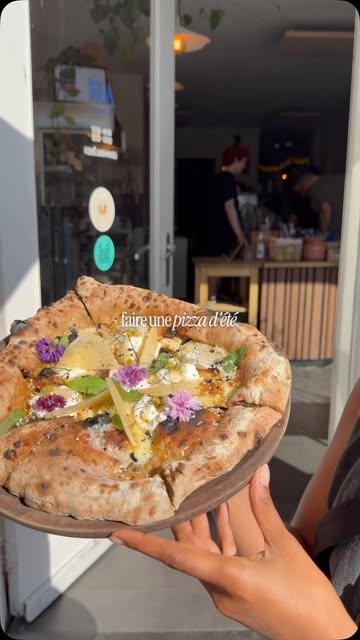 SOLEIL BLEU 🌞💙

Pour cette pizza, on a pris la route 🛣️

Direction Rixensart, chez @capucineatable et ses herbes et fleurs comestibles, cultivées à la main.
Puis Marche-en-Famenne, à la rencontre d’un fromager @atelierfromsamson qui travaille le lait de producteurs locaux.
Et enfin, retour chez notre partenaire de longue date, La @la.bella.puglia , pour une ricotta toute fraîche.

De la Belgique à l’Italie, chaque produit a été choisi avec soin, puis confié à Salvatore pour créer cette pizza d’été. 🍕🌿

🌸Mozzarella fior di latte, tome de chèvre affinée, ricotta bruxelloise à la mandarine, crème de sésame, fenouil bronze, basilic citronné, fleurs de bleuet, sésame torréfié, huile d’olive EVO à la mandarine et poivre maniguette. 🌸

Soleil Bleu💙 est notre pizza du moment.
Une petite histoire de producteurs, de saison et de belles rencontres, à déguster chez Biga tout l’été.