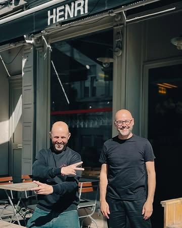 Henri ❤️

« C’est qui Henri ? »
C’est près de 20 ans de passion portés par Jurgen et Sven Campens, deux frères, fils de boucher, anciennement connus sous le nom de Boucherie Roger à Beersel. Ils ont construit une adresse devenue une véritable institution bruxelloise.

Pour moi, c’est bien plus qu’un restaurant. C’est là que j’ai trouvé ma passion pour le métier de serveuse, que j’ai appris, évolué, et où je me suis sentie chez moi bien avant Tips from a Waitress.

Alors c’est très précieux de les avoir à nouveau à mes côtés pour Chaud Boulette ❤️ 
@restohenri offrira un prix au gagnant du jury professionnel cette année.

Un lieu construit sur la constance, la qualité et le cœur, avec des classiques belges parfaitement maîtrisés et une carte des vins dans laquelle on pourrait se perdre.

Merci pour votre soutien, depuis le premier jour.

————-

Henri ❤️

“Wie is Henri?”
Dat is bijna 20 jaar passie, gedragen door Jurgen en Sven Campens, twee broers en zonen van een slager, vroeger bekend als Boucherie Roger in Beersel. Ze hebben een zaak opgebouwd die is uitgegroeid tot een echte Brusselse instelling.

Voor mij is het zoveel meer dan een restaurant. Het is de plek waar ik mijn passie voor het vak van serveerster heb ontdekt, waar ik heb geleerd, ben gegroeid en waar ik me thuis voelde, lang vóór Tips from a Waitress.

Daarom betekent het veel voor mij om hen opnieuw aan mijn zijde te hebben voor Chaud Boulette ❤️
@restohenri schenkt dit jaar een prijs aan de winnaar van de professionele jury.

Een plek gebouwd op constante kwaliteit en vakmanschap, met perfect uitgevoerde Belgische klassiekers en een wijnkaart waarin je kunt blijven ontdekken.

Bedankt voor jullie steun, vanaf het allereerste begin.