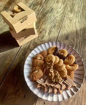 We hebben vanaf vandaag deze koekjesdoos te koop in de winkel! Ideaal voor de feestdagen.

Wat zit er in? 
- Speculoosjes met amandel.
- Een shortbread volkoren speltkoekje in de vorm van een spar met gepofte gierst als kerstversiering.
- Een krans met o.a. amandelmeel en gedipt in chocolade van @_thechocolatemaker. 
- een sterrenkoekje met roggemeel en boekweit.
- een heerlijk krokant rond koekje met een gedeelte eenkorenmeel.

Gemaakt door @bavril3!