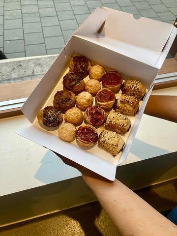 We hebben deze ovenhapjes gemaakt om jullie aperitief alvast tot een succes te maken!

Oven voorverwarmen op 180 graden en hapjes max. 5 minuutjes insteken.

Wat zit er in?
- Gougères ofte kaassoes
- Tartelette met gecarameliseerde ui
- Tartelette met tomatensaus
- Mini veggi worstenbroodjes