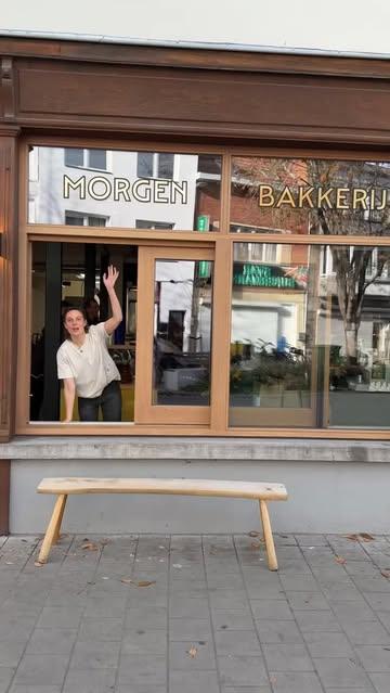Vandaag zijn we met het juiste been uit bed gestapt, helemaal tot bij Morgen, uitgeroepen tot ‘Beste bakkerij’ van de Belgische Fooding-gids 2025.

Linde Decoodt, opgeleid bij De Superette onder de vleugels van topbakker Sarah Lemke, bakt hartig, zoet, meditatief en met liefde in de Gentse rand. Een hele ‘morgenvol’, en dan hebben we het nog niet eens over de danishes, de vegetarische worstenbroodjes, de XL focaccia en de koffie van de Antwerpse brander Rush Rush. Een goede morgen, een goede dag.

On vous emmène chez Morgen, élue Meilleure boulangerie du Guide Fooding Belgique 2025 !

Qui dit (goeie)morgen, dit bon jour ! Linde Decoodt, formée à De Superette par la super-boulangère Sarah Lemke, raboule ses boules en banlieue de Gand : miche signature au blé complet, viennoiseries danoises, sausage rolls végétariens, maxi-focaccia... Et en bonus, un café du torréfacteur anversois Rush Rush. Bref, de quoi se lever du bon pied !

👋 @morgen.bakkerij 
📹 @zoe_stene