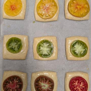 The end.
Thank you team!  @sara_vande_velde @nilfourdepepe , Zeno without insta ,@bavril3  and the best Barista's of the Brugse Poort @giltuts and @luciedelh 
Most of all, thank you Linde @morgen.bakkerij
I will miss you all dearly.

#morgenbakkerij #bakery #pastry #foodphotography #okedoei