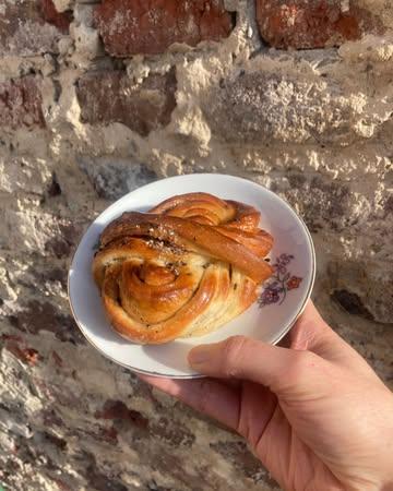 We hebben deze kardemom koek vanaf nu ieder weekend in de winkel!

Lekker!!!