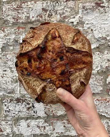 Even een reminder dat we deze week nog open zijn, vanaf maandag een weekje in verlof!

Het is ook de laatste week van dit abrikoos-rozijn-amandelbroodje. Aangezien de lente nu toch wel echt in aantocht is, wordt het vervangen door een olijvenbroodje.