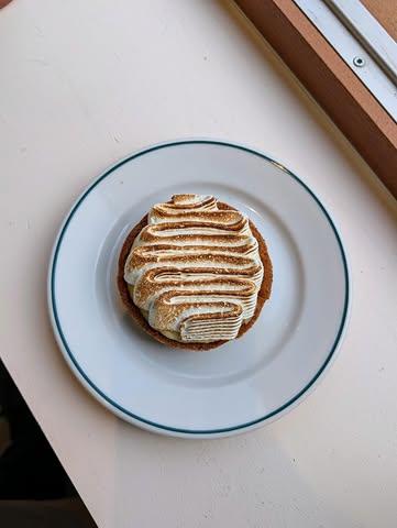Zure citroen, smeuïge curd, frisse meringue: deze citroentaart heeft het allemaal. Wil je het recept van bakker Linde Decoodt van @morgen.bakkerij? Dan zit er maar 1 ding op: pre-order de nieuwe editie van Tummie Magazine, nu in onze webshop!
