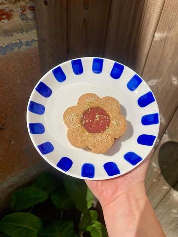 Zondag is het Moederdag!

Wij maakten dit fleurige koekje gevuld met rabarbercompote en afgewerkt met limoen en vlierbloesem.

In de winkel op zaterdag en zondag. Ook te bestellen via de webshop!

@bavril3