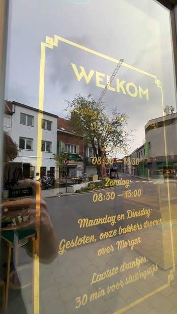 De openingsuren van @morgen.bakkerij kregen een kleine update door @letterknecht.be – Van een geprint A4-tje naar een stijlvol ontwerp, handgeschilderd en met 23 karaats bladgoud belegd. 

#signpainting #letterschilder #sourdough #bakery #goldleaf