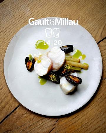 Cette année encore, une note stable et solide, un joli 14/20.
Merci Gault&Millau @gaultmillaubelgium pour ces belles lignes !

« …En soirée, le restaurant offre une expérience raffinée et créative, avec des compositions précises, telles que l’aile de raie aux feuilles de citronnier sublimée par une mousseline au vin jaune, ou un audacieux pigeon aux feuilles de chou accompagné d’un jus intense à l’encre de seiche. Le tout s’accorde magnifiquement avec des vins naturels, soigneusement sélectionnés et présentés avec passion. »

Un proposition désormais À la carte ou en menu 5 services, toujours le même amour du bon produit, de la belle cuisine et des jolies bouteilles 🔥🔥🔥