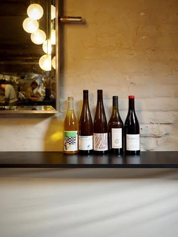 L’accord du moment :
-Le cidre nature Hopjopper d’ @atelierbrumont en pairing avec le maquereau.
-Le riesling allemand Weingut Schätzel @cavecoop accompagne le velouté.
-Savagnin sous voile @domaine_de_la_touraize , Arbois Jura @janecaveavinnaturel sur le carrelet.
-Fleuri, un beaujolais 100% Gamay de chez Descombes @basin_marot servi avec la pintade.
-MuMa, une macération légère de Muscat signée Hebinger @famillehebinger @janecaveavinnaturel pour le dessert.

📷 @marine.pirson