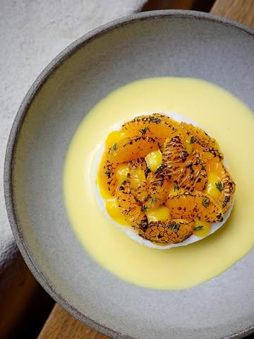 Blanc manger, clémentine grillée, miel, anglaise au thym, un dessert de saison dispo à la carte et dans le menu 5 services ce mois-ci.

Du mercredi au samedi soir. 
Bookez votre soirée par téléphone ou via le lien en bio.

📷 @marine.pirson