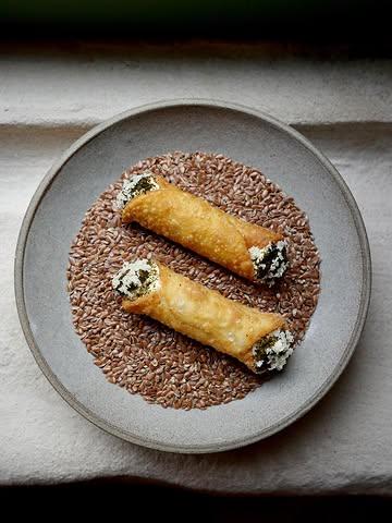 Cannoli, huitre et raifort, l’une des entrées à la carte ce mois-ci 🦪

Bookez votre soirée au +32 2 520 57 39 ou via le lien en bio, on vous reçoit du mercredi au samedi.

📷 @marine.pirson