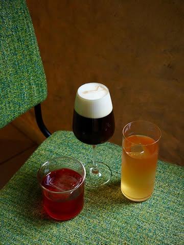 Nos cocktails de saison, imaginés pour accompagner la carte mensuelle🍸

Dans le long drink : Vodka, mezcal, eau de tomates et sirop d’estragon 
Dans le short drink : Negroni lavande et coquelicot
Et évidemment, le classique Irish Coffee

📷 @marine.pirson