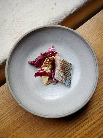 Depuis quelques mois, Ivresse vous propose une nouvelle façon de déguster :

-Soit vous choisissez vos entrées, plats et desserts parmi une carte mensuelle et de saison, courte mais variée.
-Soit vous optez pour le menu 5 services à 75€ (2 entrées, 2 plats et 1 dessert sélectionnés pour vous parmi cette même carte).

Ici, le maquereau grillé, trévise, sarrasin & vinaigre de gueuze, l’une des entrées à retrouver à la carte mais aussi en portion adaptée dans le menu 5 services de cette fin d’année

Du mercredi au samedi soir.
Petite ou grande tablée, réservez via le lien en bio.

📷 @marine.pirson