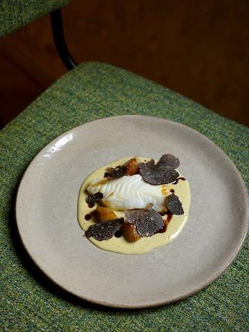 Le menu du début de l’année court jusqu’à la fin du mois.

Ici, le carrelet, sauce albufera, topinambour & truffe, à retrouver aussi bien à la carte que dans notre 5 services.

Bookez votre soirée par téléphone ou via le lien en bio.
Ivresse vous accueille du mercredi au samedi soir. 

📷 @marine.pirson