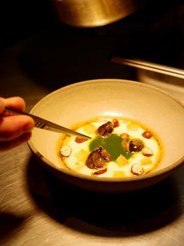 Velouté de racine de persil, escargots, haddock, chlorophylle de persil, l’une des entrées à la carte en ce moment.

Bookez votre soirée au +32 2 520 57 39 ou via le lien en bio, on vous reçoit du mercredi au samedi.

📷 @marine.pirson
