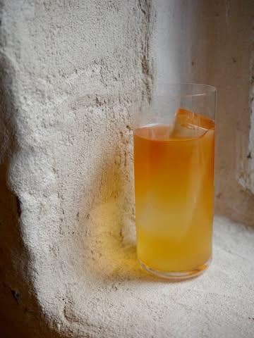 Chaque mois, une petite carte de cocktails pensée pour accompagner harmonieusement les saveurs du menu en cours…

Vodka, mezcal, eau de tomates et sirop d’estragon dans le long drink, Negroni lavande et coquelicot dans le short drink. 

📷 @marine.pirson