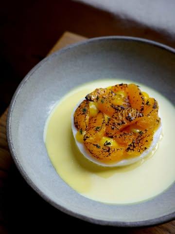 À la carte comme au menu 5 services en ce moment :
Blanc manger, clémentine grillée, miel, anglaise au thym.

Du mercredi au samedi soir. 
Petite ou grande tablée, réservez via le lien en bio.

📷 @marine.pirson