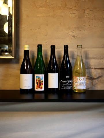 L’accord du moment :
-Un Weissburgunder autrichien de chez Claus Preisinger @c__laus en pairing avec l’huitre grillée.
-Le Sophia lambic @brasseriecantillonofficiel à base de marc de raisin italien accompagne l’asperge blanche.
-La Clastre, un 100% Syrah léger @les_freres_soulier sur le lieu jaune et palourdes.
-Un Saint-Joseph 2020 du domaine Dard & Ribo servi avec le canard.
-Sydra Noix, un cidre périgourdin sur le fruit sec signé @cidremaisonrouge pour le dessert.

📷 @marine.pirson