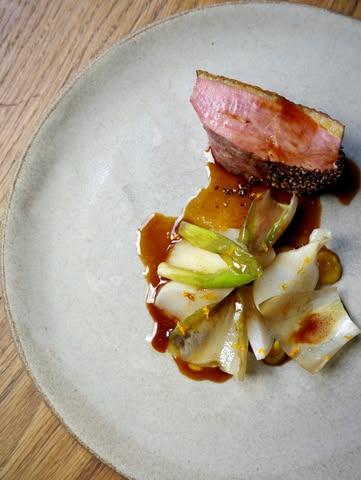 À la carte comme au menu 5 services en ce moment :
canard au poivre long, gentiane, endive.

Du mercredi au samedi soir. 
Petite ou grande tablée, réservez via le lien en bio.

📷 @marine.pirson