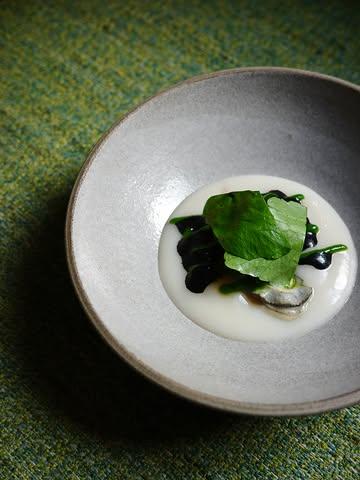 Huitre grillée, chou-fleur, cresson, encre de seiche, l’une des entrées à la carte ce mois-ci.

Bookez votre soirée au +32 2 520 57 39 ou via le lien en bio, on vous reçoit du mercredi au samedi.

📷 @marine.pirson