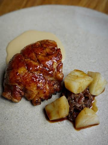 Ris de veau laqué, topinambour et condiment noix, l’un des plats à la carte en ce moment, également disponible en supplément dans le menu 5 services 🌿