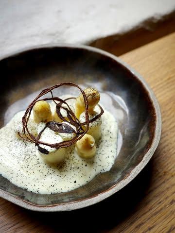 À la carte comme au menu 5 services en ce moment :
Asperge blanche, oignon et mousseline à la camomille.

Du mercredi au samedi soir. 
Petite ou grande tablée, réservez via le lien en bio.