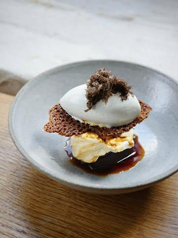 Panais confit, glace miel et truffe, galette de sarrasin, un dessert de saison dispo à la carte en ce moment.

Servi avec Sydra Noix @cidremaisonrouge en accord dans le menu 5 services.

Du mercredi au samedi soir. 
Bookez votre soirée par téléphone ou via le lien en bio.

📷 @marine.pirson