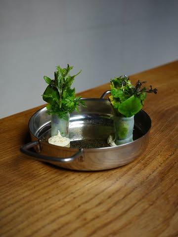 Cannelloni de jeunes herbes et algues,  l’une des entrées à la carte en ce moment.

Bookez votre soirée au +32 2 520 57 39 ou via le lien en bio, on vous reçoit du mercredi au samedi.

📷 @marine.pirson