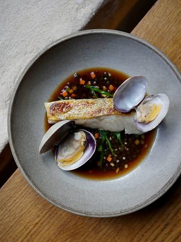 À la carte comme au menu 5 services en ce moment :
lieu jaune de ligne, palourdes, consommé de langoustine au gingembre, lentilles. 

Du mercredi au samedi soir. 
Petite ou grande tablée, réservez via le lien en bio.

📷 @marine.pirson