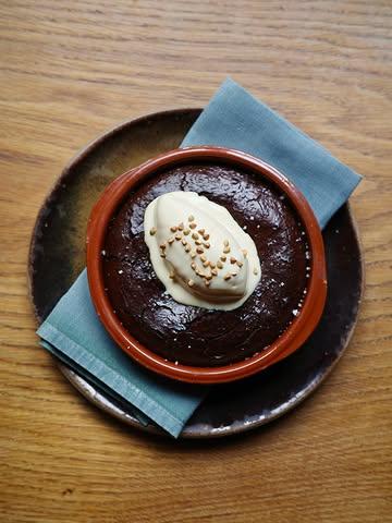 Moelleux au chocolat et glace du moment (ici, à la levure rôtie), le dessert toujours dispo à la carte.

Du mercredi au samedi soir. 
Réservez votre soirée par téléphone ou via le lien en bio.

📷 @marine.pirson