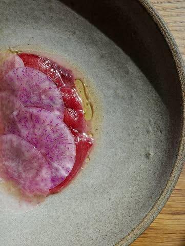 Thon rouge, radis et jus de rhubarbe aux poivres & huile de lavande, l’une des entrées à la carte en ce moment.

Bookez votre soirée par téléphone ou via le lien en bio, on vous reçoit du mercredi au samedi.

📷 @marine.pirson