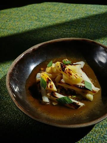 À la carte comme au menu 5 services en ce moment :
Asperges blanches, couteaux, consommé de volaille à l’estragon.

Du mercredi au samedi soir. 
Petite ou grande tablée, réservez via le lien en bio.

📷 @marine.pirson