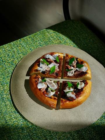 Pissaladière, anchois et lard de Colonnata, l’une des entrées à la carte en ce moment.

Bookez votre soirée par téléphone ou via le lien en bio, on vous reçoit du mercredi au samedi.

📷 @marine.pirson