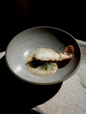 Langoustines, ragoût de petits pois à l’ail des ours et sarrasin soufflé.
A la carte en ce moment. Aussi dispo en supplément dans le menu 5 services.

Consultez la carte du moment en story à la Une.

📷 @marine.pirson