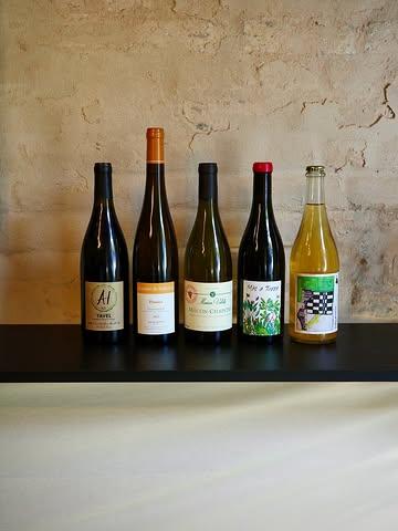 L’accord du moment :
-Le Tavel @alexandre.hote , mélange de Cinsault et de Grenache en pairing avec le thon rouge.
-Prémices, un Chenin fruité et bien tendu @domaine.de.belliviere accompagne les asperges blanches.
-Le Mâcon-Chaintré vieilles vignes @maison_valette sur le maigre.
-Màs a Tierra, un pinot noir bien vivant et bien fruité @lapetiteempreinte.vin servi avec l’agneau.
-Hopjopper, un cidre 100% nature mêlant acidité et gourmandise signé @atelierbrumont pour le dessert.
