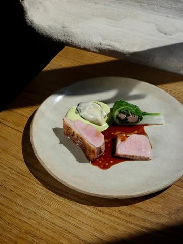 À la carte comme au menu 5 services en ce moment :
Agneau de lait, huitre, sabayon à la livèche, blette farcie.

Du mercredi au samedi soir. 
Petite ou grande tablée, réservez via le lien en bio.

📷 @marine.pirson