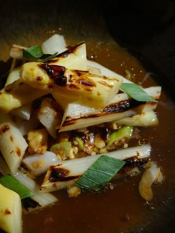 Asperges blanches, couteaux, consommé de volaille à l’estragon, l’une des entrées à la carte en ce moment.

Bookez votre soirée au +32 2 520 57 39 ou via le lien en bio, on vous reçoit du mercredi au samedi.

📷 @marine.pirson