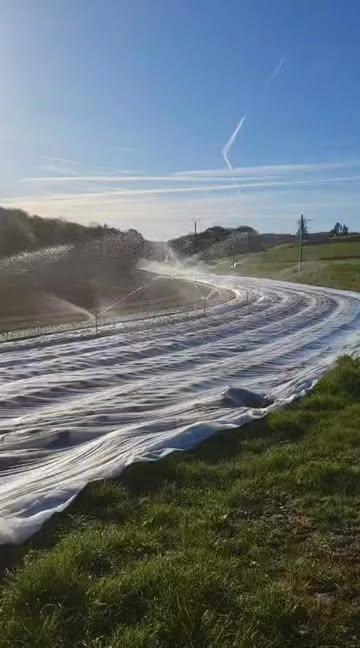 Les premiers arrosages de la saison 💧Pour nos plantations extérieures🥬🥗🫜Retrouvez nous ce samedi de 9h à 18h Au plaisir #fermedumaustitchi