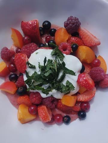 🎨 Une collation gourmande de saison 😍
Une crème onctueuse banane groseilles (simplement mixées) , parsemées de framboises, cassis, groseilles, fraises 🍓 et d'un abricot 🍑 pour la touche orangée. 
Un plotch 😎 de yoghourt, un peu de menthe ciselée et y a plus qu'à se régaler 😋