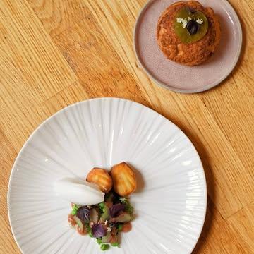 |DISH|
Dessert du moment:
Petits pois, rhubarbe, sakura.
Les petits pois sont présents jusqu'à leur cosses et la rhubarbe à été déclinée en crème, fraiche, confite et au sel.
Le petit choux est farci d'une crème diplomate à la rhubarbe et surmonté d'une gelée de cosse de petits pois.
Sorbet de fleur de sakura.
ㅤ
---
EN
Dessert of the day:
Peas, rhubarb, and sakura.
The peas are present right down to their pods, and the rhubarb is in various forms: cream, fresh, candied, and preserved in salt.
The choux is filled with a rhubarb diplomat cream and topped with a pea pod jelly.
Sakura blossom sorbet.
ㅤ
#nowaste
#tabledeterroir
#gastronomie #merryrestaurant #liege #foodlover #gaultetmillaubelgium #gastronomieliege #picking #pickingwildflowers #ceuillette #plantessauvages
