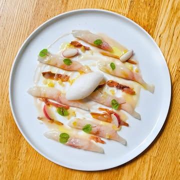 |DISH|
Crudo de Dorade Royale sauvage, fleur de Magnolia de mille façons.
ㅤ
Transformation des boutons de Magnolia en huile, vinaigre, sirop, sorbet, pickles et kimchi.
ㅤ
---
EN
Crudo of wild seabream, magnolia blossom in a thousand ways.
ㅤ
Transformation of magnolia buds into oil, vinegar, syrup, sorbet, pickles, and kimchi.
ㅤ
#nowaste
#tabledeterroir
#gastronomie #merryrestaurant #liege #foodlover #gaultetmillaubelgium #gastronomieliege
#picking #pickingwildflowers #ceuillette #plantessauvages 
ㅤ