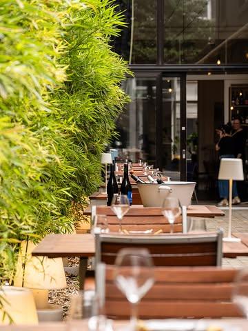 |MOOD|
Dès que le temps le permets, nous vous invitons à vous installer à l'extérieur pour le repas, ou l'apéritif.
ㅤ
Nous avons la chance de posséder cette terrasse privée, en plein centre ville ! Bordée de bambous, elle offre un petit moment de répit à l'énergie de notre cité ardente.
ㅤ
---
EN
As soon as the weather permits, we invite you to sit outside for your meal or aperitif.
ㅤ
We are fortunate to have this private terrace right in the city center! Bordered by bamboo, it offers a welcome respite from the energy of our vibrant city.
ㅤ

@equinoxlightphoto
ㅤ
#gastronomie #merryrestaurant #liege #foodlover #gaultetmillaubelgium #gastronomieliege