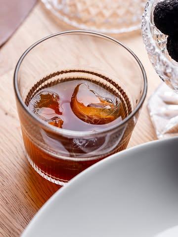 |DRINK|
Kombucha au céleri rave.
Une de nos créations sans alcool.
ㅤ
Servie pour accompagnée des viandes rôties, des préparations puissantes et grillées.
Elle est en même temps fraîche, parfumée, légèrement amère, .... et un je ne sais quoi de pas assez!
ㅤ
----
EN
ㅤ
Celeriac kombucha.
One of our alcohol-free creations.
ㅤ
Served alongside roasted meats, robust dishes, and grilled foods.
It's simultaneously fresh, fragrant, slightly bitter... and a certain something that leaves you wanting more.
ㅤ
@equinoxlightphoto
ㅤ
#homemadedrinks #nonalcool #nonalcoolic #nonalcoolicpairing #nowaste
#tabledeterroir
#gastronomie #merryrestaurant #liege #foodlover #gaultetmillaubelgium #gastronomieliege