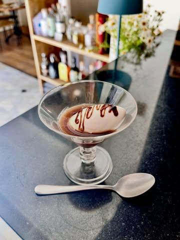 |DISH//DRINK|
Fin prêt pour les jours de canicule, notre trou normand NA est enfin disponible !
Inspiré d’un affogato: glace au mélilot, kombucha de café, caramel de café et houblon.

Frais, acidulé et gourmand. Rien de tel pour se rafraîchir après un bon repas.

——
EN
Timely ready for the days of heat wave, our NA version of our palate cleanser is finally available!

Inspired by an affogato: melilot ice cream, coffee kombucha, coffee caramel and hops.

Fresh, tart and greedy. Nothing like it to cool off after a good meal.