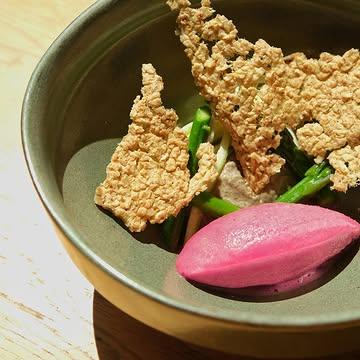 |DISH|
Sorbet de coquelicots, asperges vertes du Potager de la Dîme, crème de lentilles fumées, avoine.
ㅤ
𝐿𝑎 𝑠𝑎𝑖𝑠𝑜𝑛 𝑑𝑒𝑠 𝑐𝑢𝑒𝑖𝑙𝑙𝑒𝑡𝑡𝑒 𝑏𝑎𝑡 𝑠𝑜𝑛 𝑝𝑙𝑒𝑖𝑛 !
𝐿𝑒 𝑐𝑜𝑞𝑢𝑒𝑙𝑖𝑐𝑜𝑡 𝑠𝑒 𝑑é𝑚𝑎𝑟𝑞𝑢𝑒 𝑑𝑒𝑠 𝑎𝑢𝑡𝑟𝑒𝑠 𝑓𝑙𝑒𝑢𝑟𝑠 𝑎𝑣𝑒𝑐 𝑠𝑒𝑠 𝑛𝑜𝑡𝑒𝑠 𝑝𝑜𝑖𝑣𝑟é𝑒 𝑒𝑡 𝑙é𝑔è𝑟𝑒𝑚𝑒𝑛𝑡 𝑎𝑐𝑖𝑑𝑢𝑙é𝑒, 𝑢𝑛 𝑝𝑒𝑢 𝑐𝑜𝑚𝑚𝑒 𝑢𝑛 𝑐𝑟𝑜𝑖𝑠𝑒𝑚𝑒𝑛𝑡 𝑎𝑣𝑒𝑐 𝑙𝑎 𝑐𝑎𝑝𝑢𝑐𝑖𝑛𝑒 𝑒𝑡 𝑙'ℎ𝑖𝑏𝑖𝑠𝑐𝑢𝑠.
ㅤ
-----
EN
Poppy sorbet, green asparagus from the Potager de la Dîme, smoked lentil cream, oat.
ㅤ
𝑇ℎ𝑒 ℎ𝑎𝑟𝑣𝑒𝑠𝑡 𝑠𝑒𝑎𝑠𝑜𝑛 𝑖𝑠 𝑖𝑛 𝑓𝑢𝑙𝑙 𝑠𝑤𝑖𝑛𝑔!
𝑇ℎ𝑒 𝑝𝑜𝑝𝑝𝑦 𝑠𝑡𝑎𝑛𝑑𝑠 𝑜𝑢𝑡 𝑓𝑟𝑜𝑚 𝑜𝑡ℎ𝑒𝑟 𝑓𝑙𝑜𝑤𝑒𝑟𝑠 𝑤𝑖𝑡ℎ 𝑖𝑡𝑠 𝑝𝑒𝑝𝑝𝑒𝑟𝑦 𝑎𝑛𝑑 𝑠𝑙𝑖𝑔ℎ𝑡𝑙𝑦 𝑡𝑎𝑟𝑡 𝑛𝑜𝑡𝑒𝑠, 𝑎 𝑏𝑖𝑡 𝑙𝑖𝑘𝑒 𝑎 𝑐𝑟𝑜𝑠𝑠 𝑏𝑒𝑡𝑤𝑒𝑒𝑛 𝑎 𝑛𝑎𝑠𝑡𝑢𝑟𝑡𝑖𝑢𝑚 𝑎𝑛𝑑 𝑎 ℎ𝑖𝑏𝑖𝑠𝑐𝑢𝑠.
ㅤ
#picking #pickingwildflowers #ceuillette #plantessauvages 
#nowaste
#tabledeterroir
#gastronomie #merryrestaurant #liege #foodlover #gaultetmillaubelgium #gastronomieliege