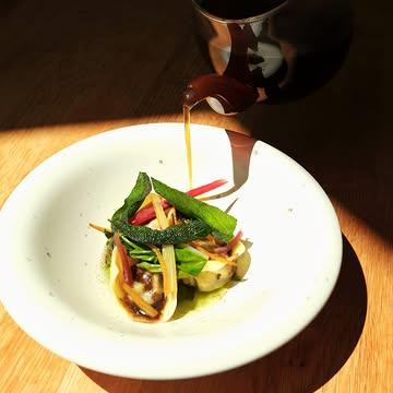|DISH|
Ravioles de cuisses de canard, ail noir maison, blettes colorées, dashi de légumes rôtis.
ㅤ
---
EN
Duck leg ravioli, homemade black garlic, colorful Swiss chard, roasted vegetable dashi.
ㅤ

#gastronomie #merryrestaurant #liege #foodlover #gaultetmillaubelgium #gastronomieliege #nowaste #tabledeterroir