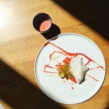 |DISH|
Fraise dans tout ses états: glace à l'amazaké maison, voile de mochi, riz soufflé,  granité de  gaillet gratteron
ㅤ
--
EN
Strawberries in all their forms: homemade amazake ice cream, mochi veil, puffed rice, cleavers granita
ㅤ
#nowaste
#tabledeterroir
#gastronomie #merryrestaurant #liege #foodlover #gaultetmillaubelgium #gastronomieliege