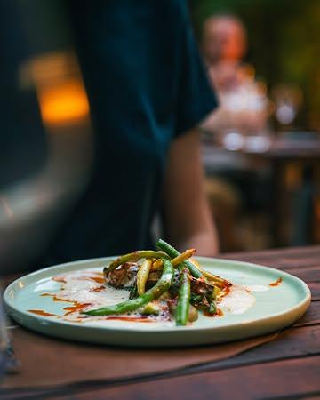 À Liège, @merry.restaurant déserte les tendances pour revenir à l’essentiel : le goût. Derrière cette adresse, deux cuisiniers, Hélène Thiry et Yuri Vandam, qui refusent de séparer l’assiette du verre. Le nouveau menu déroule cinq temps qui sentent bon le potager : tomates anciennes et chèvre frais ; tartare de thon aux feuilles de figuier ; haricots croquants relevés d’une crème de courgette… Quant aux vins et à leurs alter ego sans alcool, ils laissent la tête et la conscience tranquilles le lendemain. Le tout à vivre sur la terrasse arrière, qu’il serait fort dommage de bouder ces (beaux) jours-ci.
.
avec @maroussia.productions, nous racontons en mots et en photos vos soirées d’été pour le @elleatable.be
